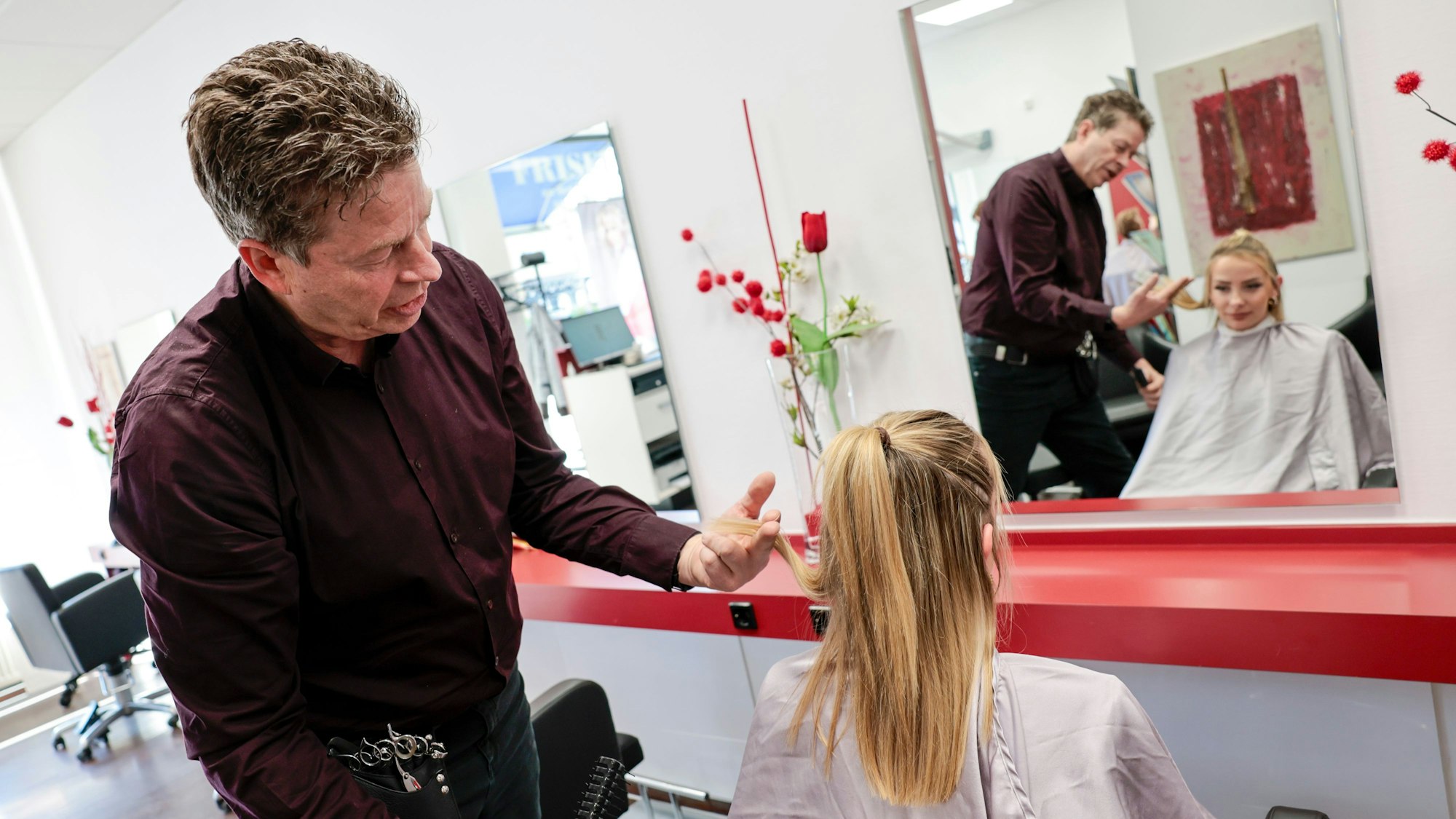 Friseurmeister Mike Engels in seinem Salon in Weidenpesch.