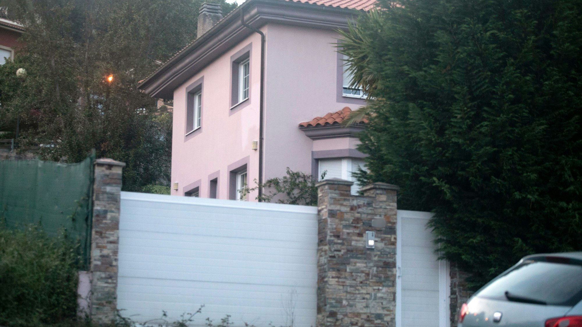 Blick auf das Haus in dem ein deutsches Elternpaar seine drei Kinder jahrelang eingesperrt haben soll.