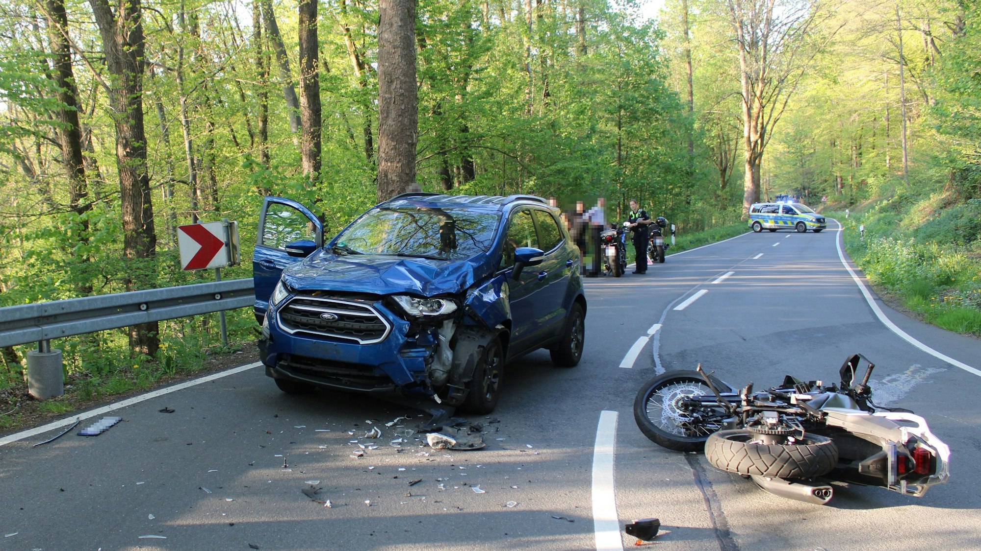 Der Kradfahrer verlor die Kontrolle über sein Fahrzeug und stieß mit einem entgegenkommenden Pkw zusammen.