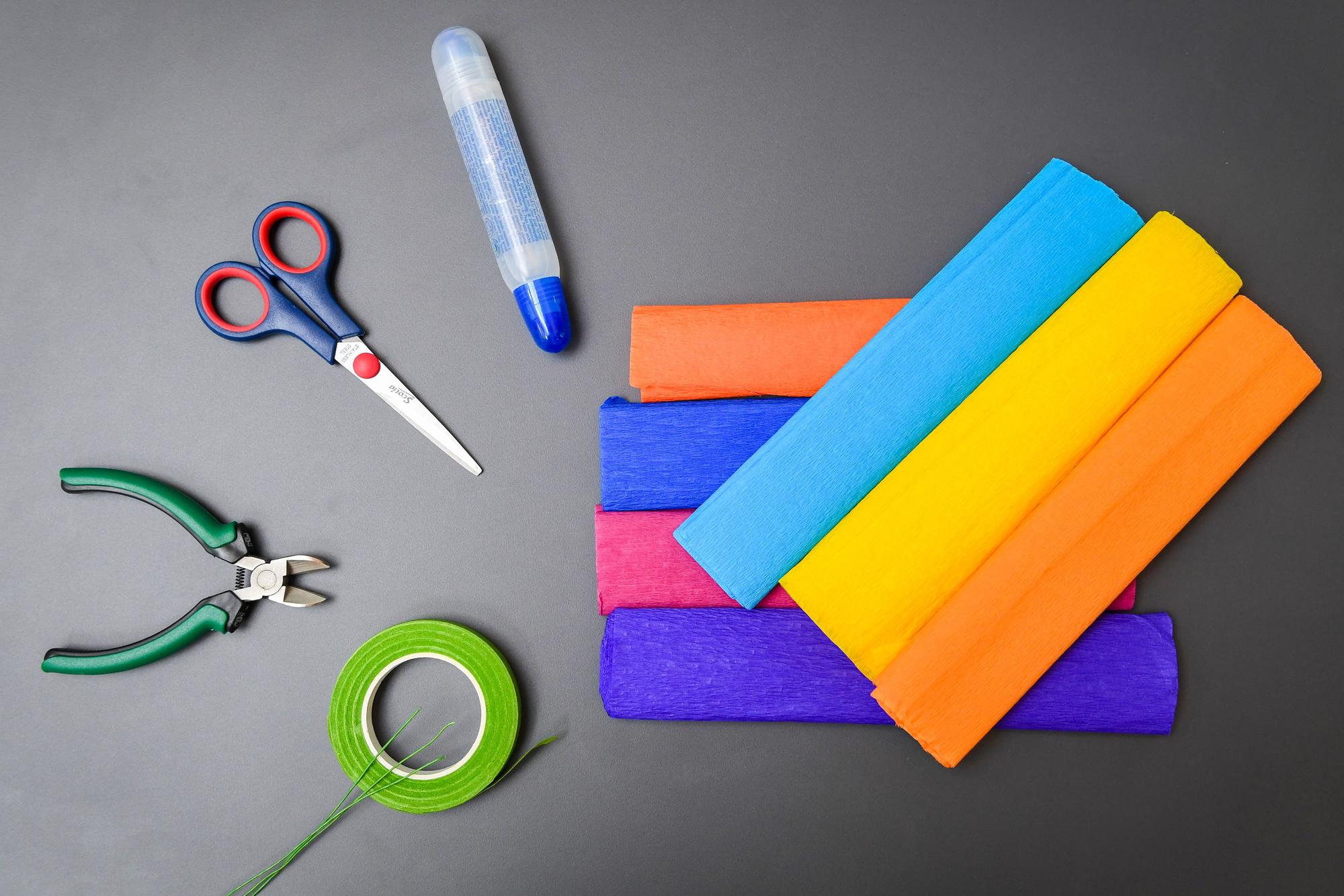 Das benötige Bastelmaterial: Krepppapier, Flüssigkleber, Schere, Zange, Blumendraht und Foristen-Band.