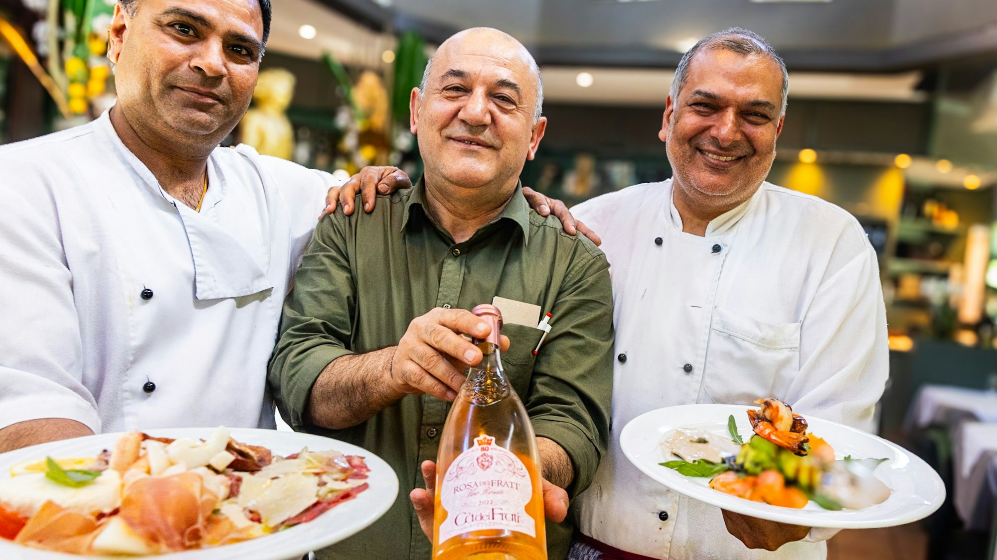 Verwöhnen die Gäste im „Valtellina“: Geschäftsführer Salli Inze (M.) und das gesamte Team in Küche und Service.