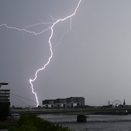 dpatopbilder - 13.08.2024, Nordrhein-Westfalen, Köln: Ein Blitz zuckt bei einem Gewitter über dem Himmel über dem Kölner Süden. Foto: Henning Kaiser/dpa +++ dpa-Bildfunk +++