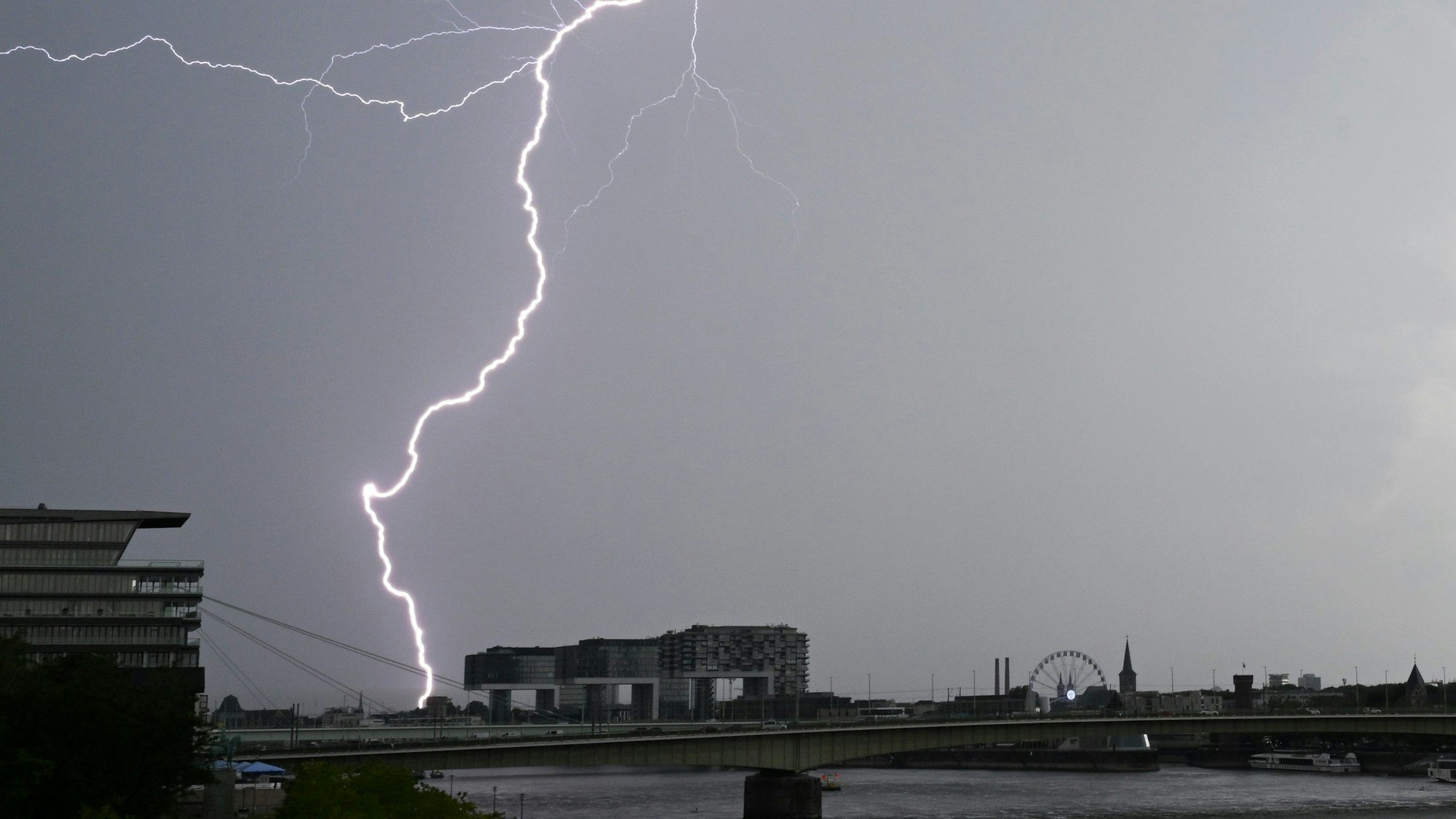 dpatopbilder - 13.08.2024, Nordrhein-Westfalen, Köln: Ein Blitz zuckt bei einem Gewitter über dem Himmel über dem Kölner Süden. Foto: Henning Kaiser/dpa +++ dpa-Bildfunk +++