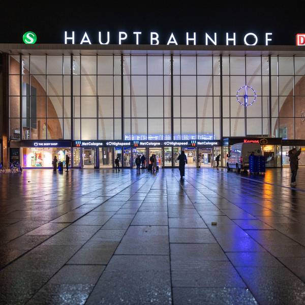 Blick vom Bahnhofsvorplatz auf das Gebäude des Kölner Hauptbahnhofs am frühen Morgen.