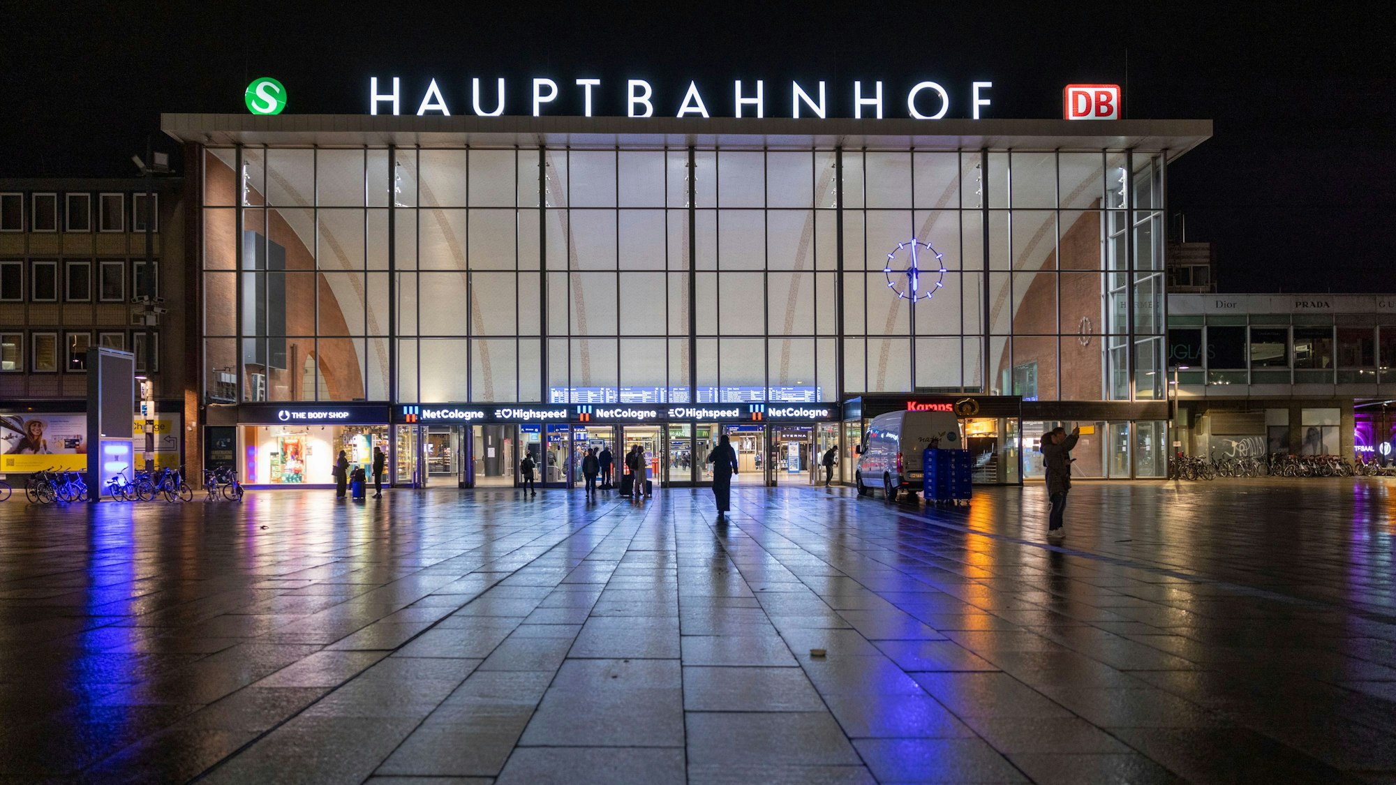 Blick vom Bahnhofsvorplatz auf das Gebäude des Kölner Hauptbahnhofs am frühen Morgen.