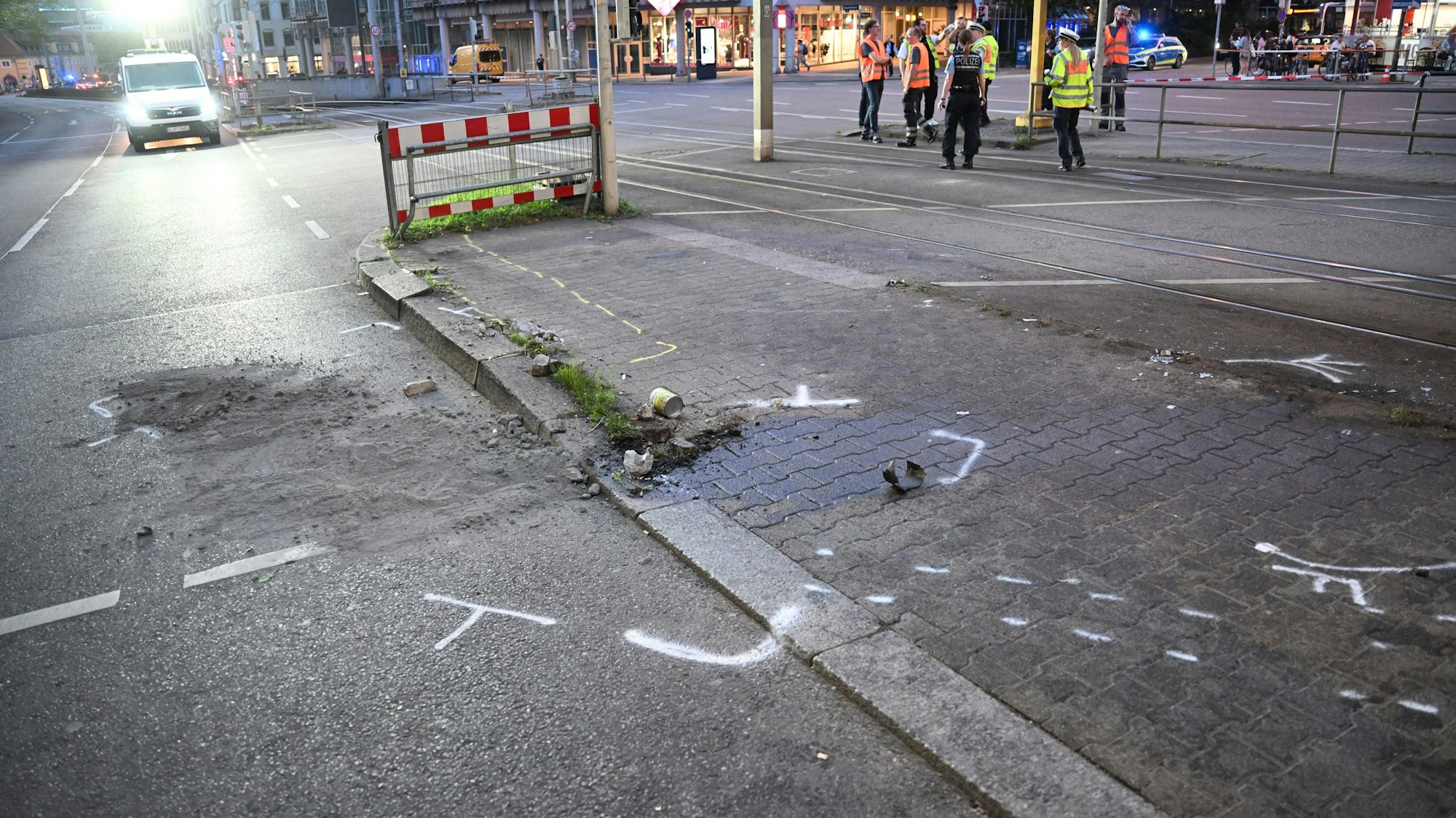 Kreidezeichen markieren auf der Straße den Unfall. In der Stuttgarter Innenstadt ist nach Polizeiangaben ein Auto in eine Personengruppe gefahren.
