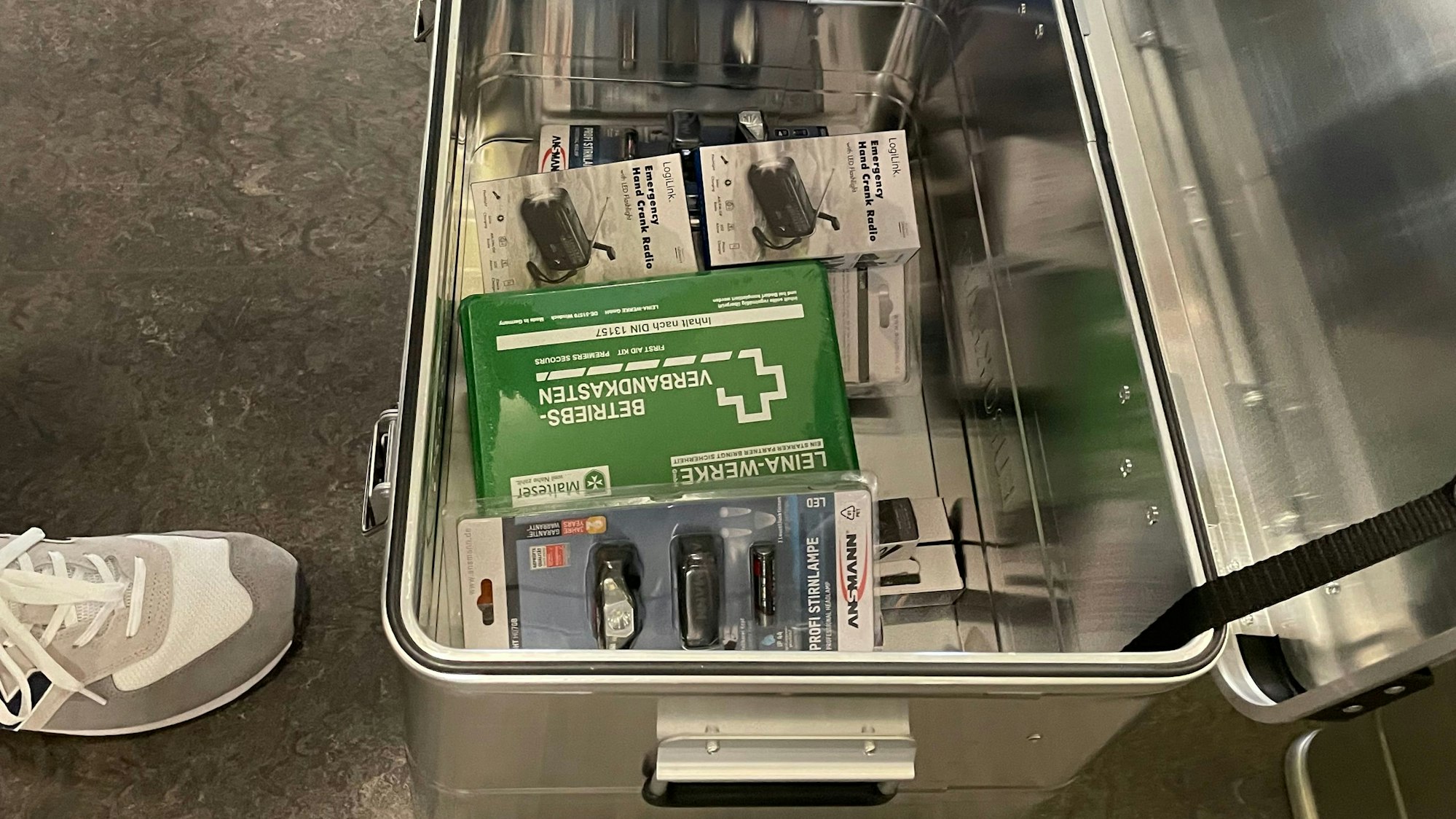 Kisten mit Sanitätsmaterial gehören zur Ausrüstung einer Anlaufstelle dazu.