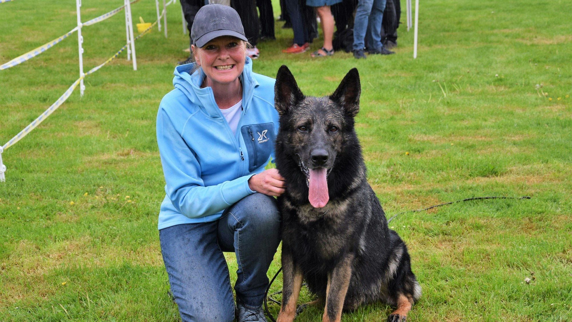 Das Foto zeigt eine Frau mit einem Schäferhund.