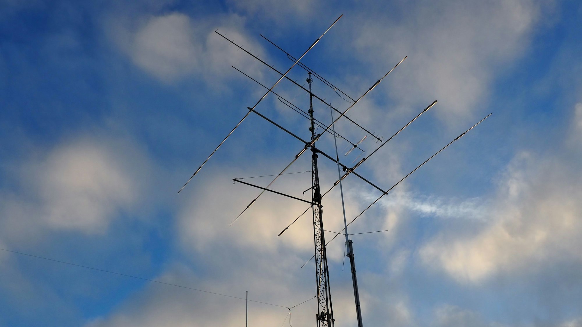 Zahlreiche Antennen eines Amateurfunkers ragen in Schleiden-Schöneseiffen in den Himmel.