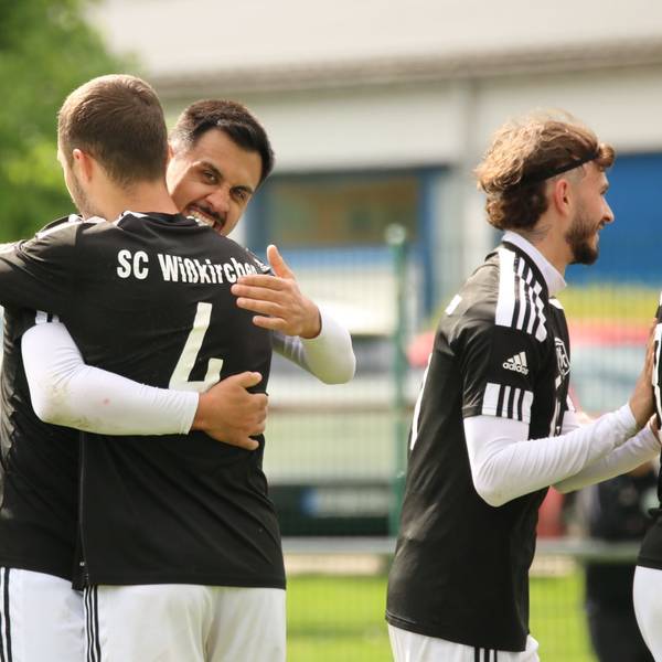 Torschütze Deniz Isitmen umarmt einen Mitspieler.