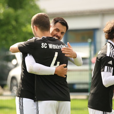 Torschütze Deniz Isitmen umarmt einen Mitspieler.