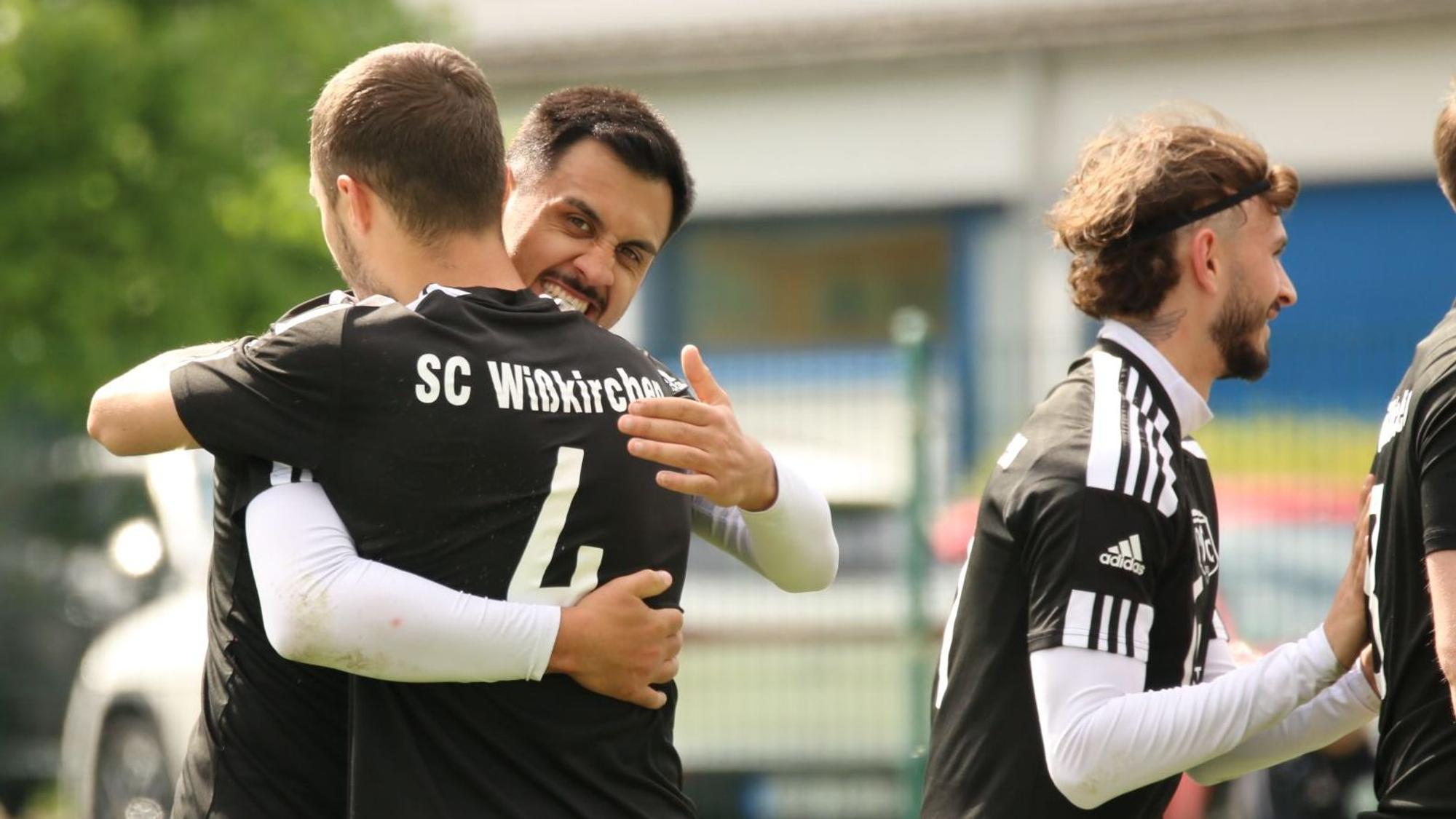 Torschütze Deniz Isitmen umarmt einen Mitspieler.