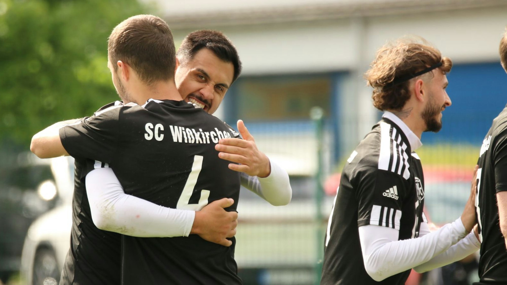 Torschütze Deniz Isitmen umarmt einen Mitspieler.