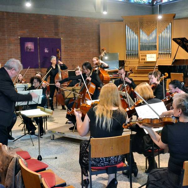 Im Kirchenraum der evangelischen Kirche Weilerswist spielen die Musikerinnen und Musiker des Sinfonischen Orchesters Euskirchen.