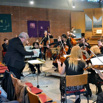 Im Kirchenraum der evangelischen Kirche Weilerswist spielen die Musikerinnen und Musiker des Sinfonischen Orchesters Euskirchen.