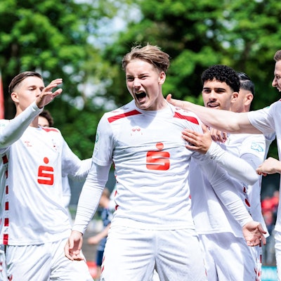 DFB U19 Nachwuchsliga Viertelfinale: 1. FC Köln U19 - Hamburger SV 04.05.2025 Jubel zum 3:0 durch Fynn Schenten 1. FC Köln U19, 11, Tor DFB U19 Nachwuchsliga Viertelfinale: 1. FC Köln U19 - Hamburger SV Köln, Franz-Kremer-Stadion, 04.05.2025 *** DFB U19 Nachwuchsliga quarter-final 1 FC Köln U19 Hamburger SV 04 05 2025 Fynn Schenten 1 FC Köln U19, 11 , Goal DFB U19 Nachwuchsliga quarter-final 1 FC Köln U19 Hamburger SV Köln, Franz Kremer Stadion, 04 05 2025 Copyright: xBEAUTIFULxSPORTS/Wunderlx