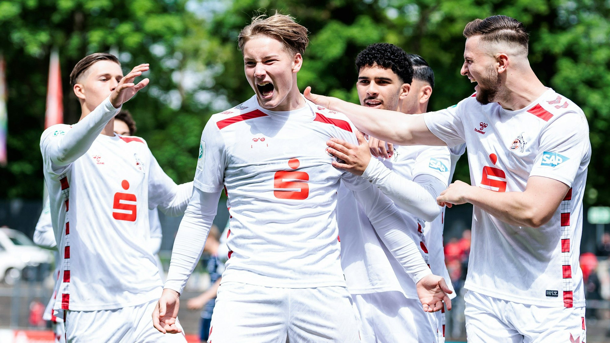 DFB U19 Nachwuchsliga Viertelfinale: 1. FC Köln U19 - Hamburger SV 04.05.2025 Jubel zum 3:0 durch Fynn Schenten 1. FC Köln U19, 11, Tor DFB U19 Nachwuchsliga Viertelfinale: 1. FC Köln U19 - Hamburger SV Köln, Franz-Kremer-Stadion, 04.05.2025 *** DFB U19 Nachwuchsliga quarter-final 1 FC Köln U19 Hamburger SV 04 05 2025 Fynn Schenten 1 FC Köln U19, 11 , Goal DFB U19 Nachwuchsliga quarter-final 1 FC Köln U19 Hamburger SV Köln, Franz Kremer Stadion, 04 05 2025 Copyright: xBEAUTIFULxSPORTS/Wunderlx