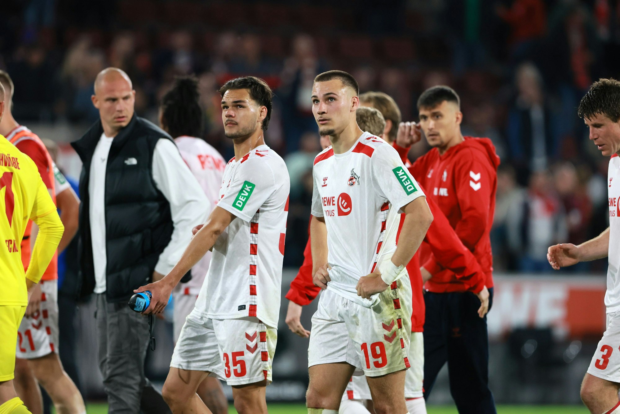 Während Max Finkgräfe (2.v.l.) erkrankt in Nürnberg fehlen wird, steht der zuletzt angeschlagene Stürmer Tim Lemperle im Kader.