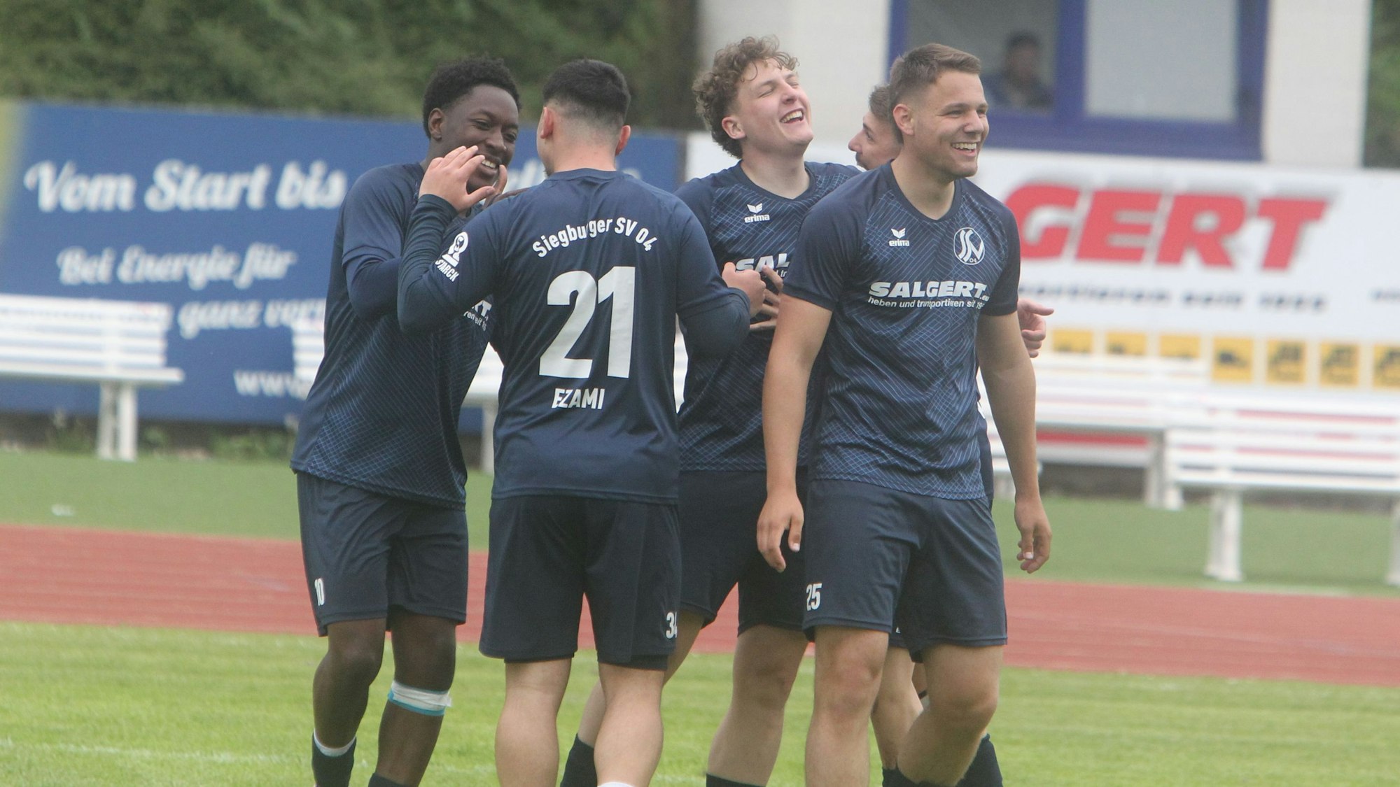 Gewohntes Bild in dieser Saison: Die Siegburger Spieler jubeln – diesmal nach einem Tor von Nico Kuhbier (Mitte).