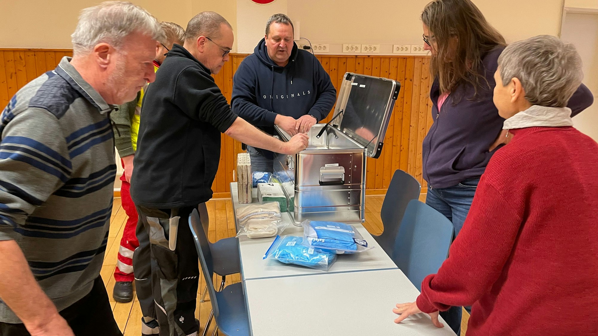 Freiwillige lernen bei den Schulungen, was sie im Katastrophenfall tun müssen, so wie hier bei einer ähnlichen Schulung in Lüftelberg.