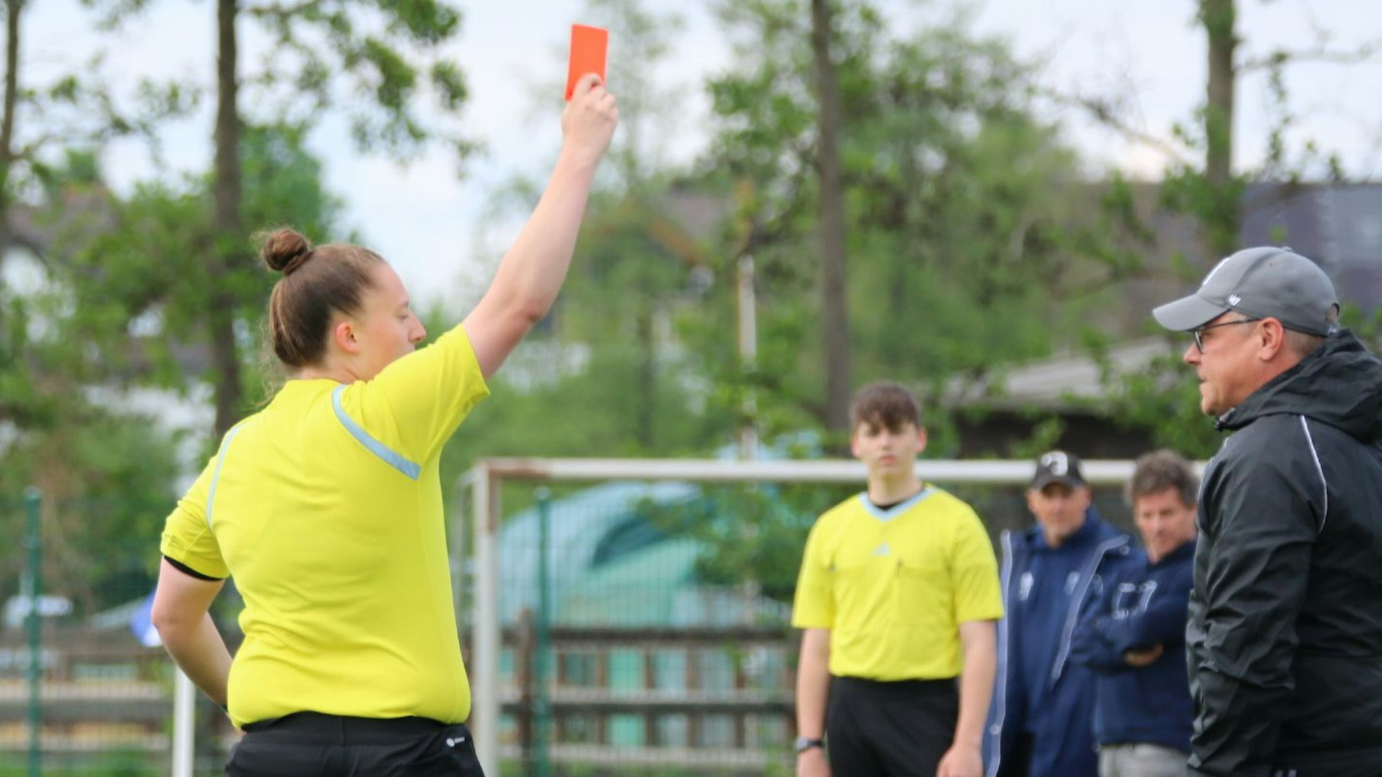 Schiedsrichterin Lisa Reinecke zeigt Dahlems Trainer Marcel Timm die Rote Karte.