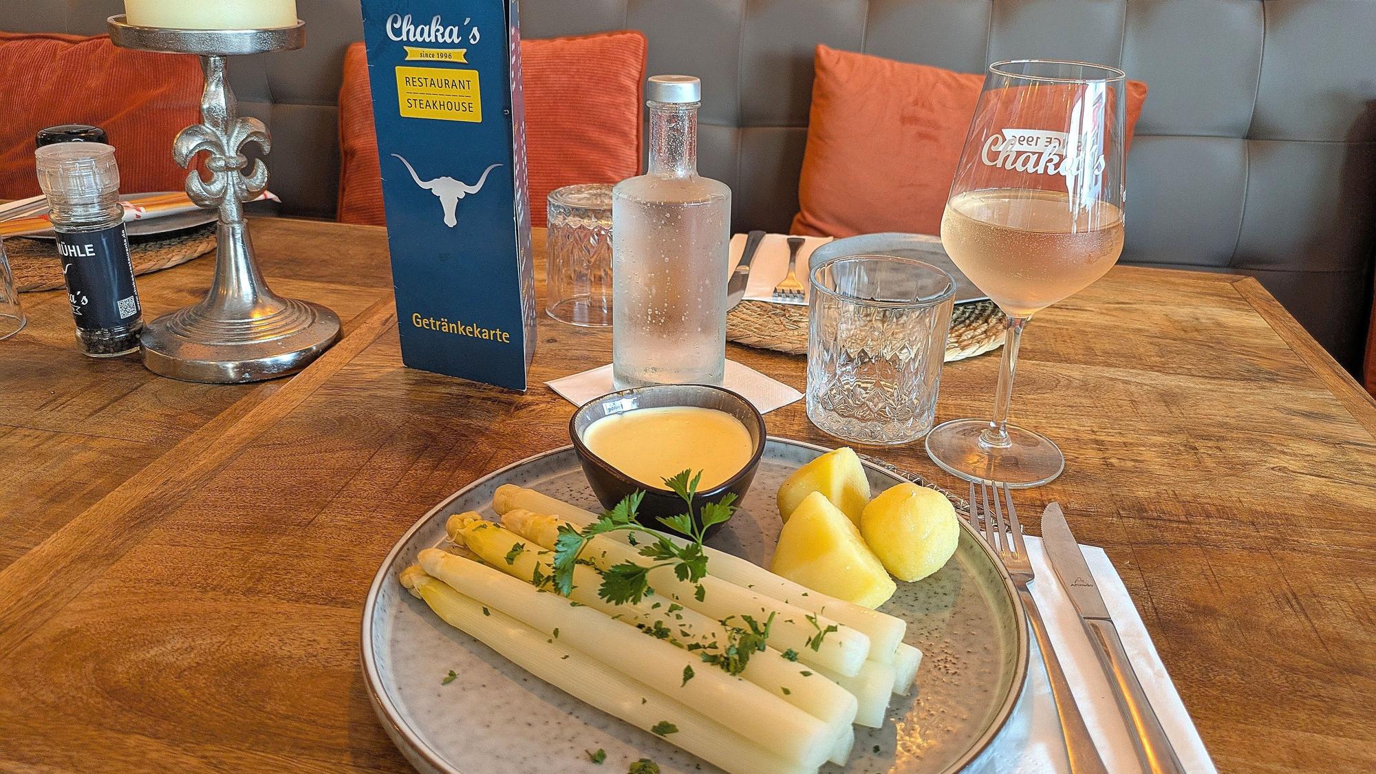 Eine Portion Spargel kostet im Mertener Restaurant Chaka's 17, 90 Euro.