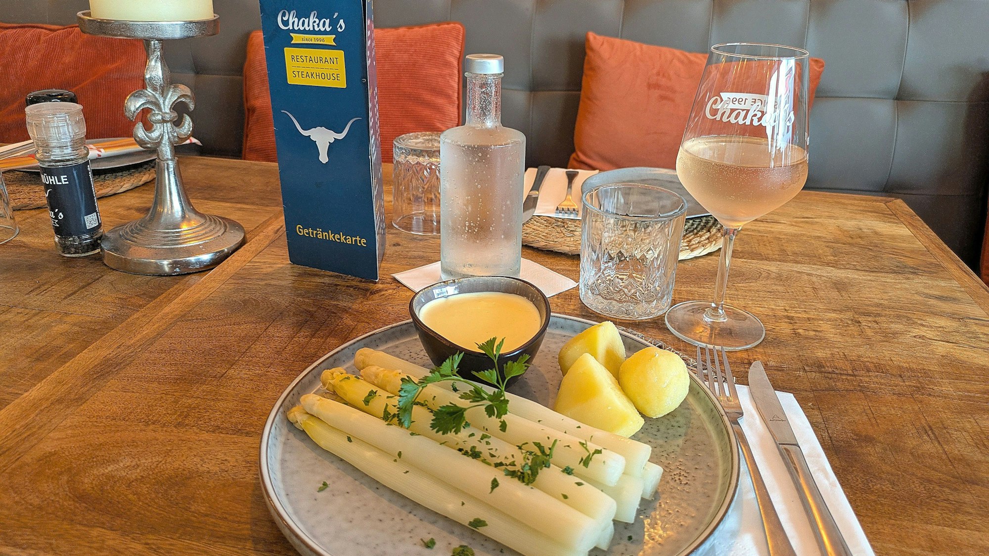 Eine Portion Spargel kostet im Mertener Restaurant Chaka's 17, 90 Euro.
