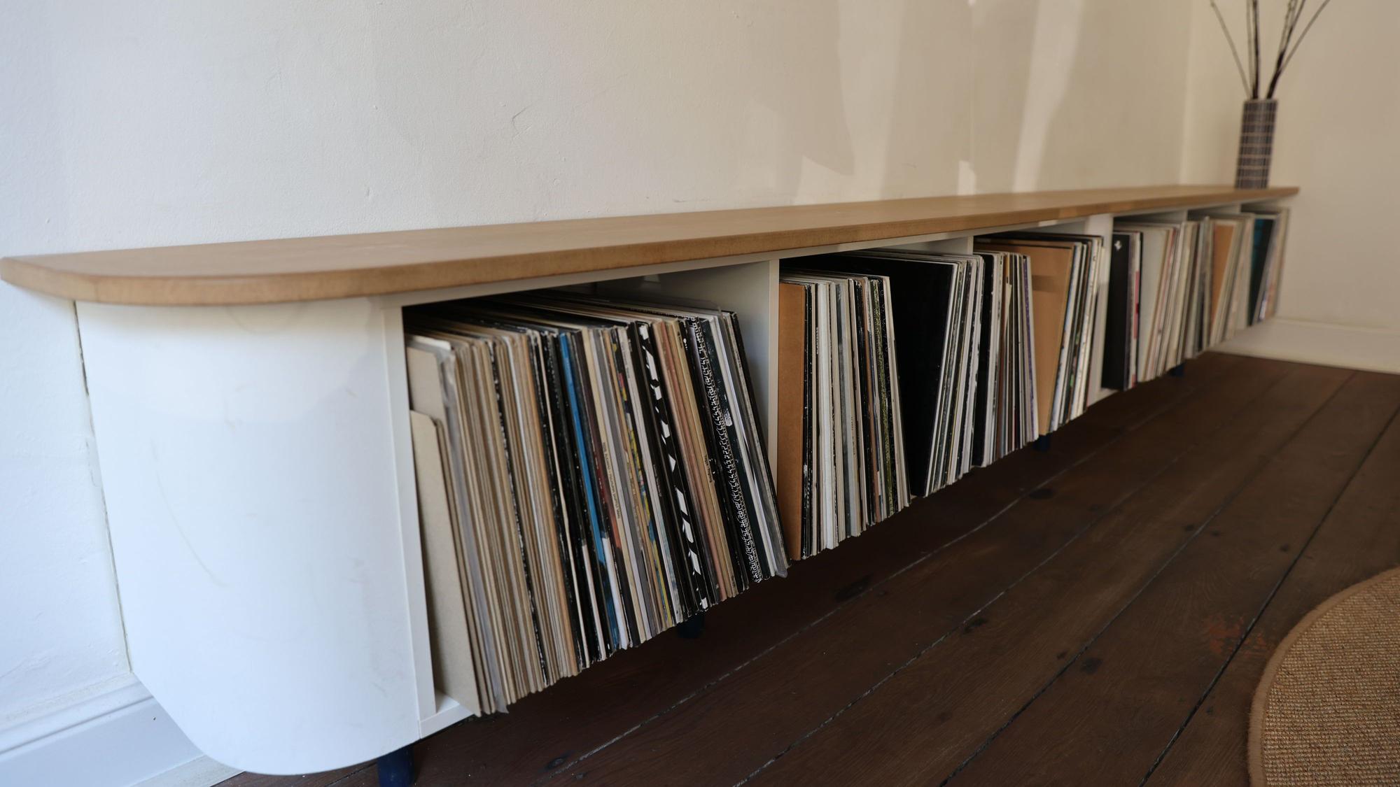 Die Idee kam beim Baden: ein LP-Regal mit Plexiglas-Rückwand.