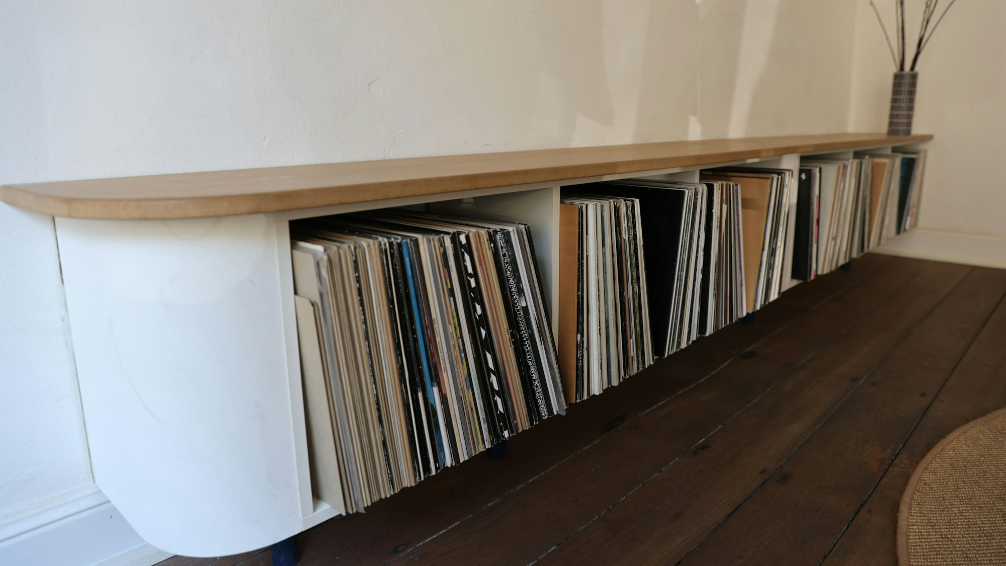 Die Idee kam beim Baden: ein LP-Regal mit Plexiglas-Rückwand.