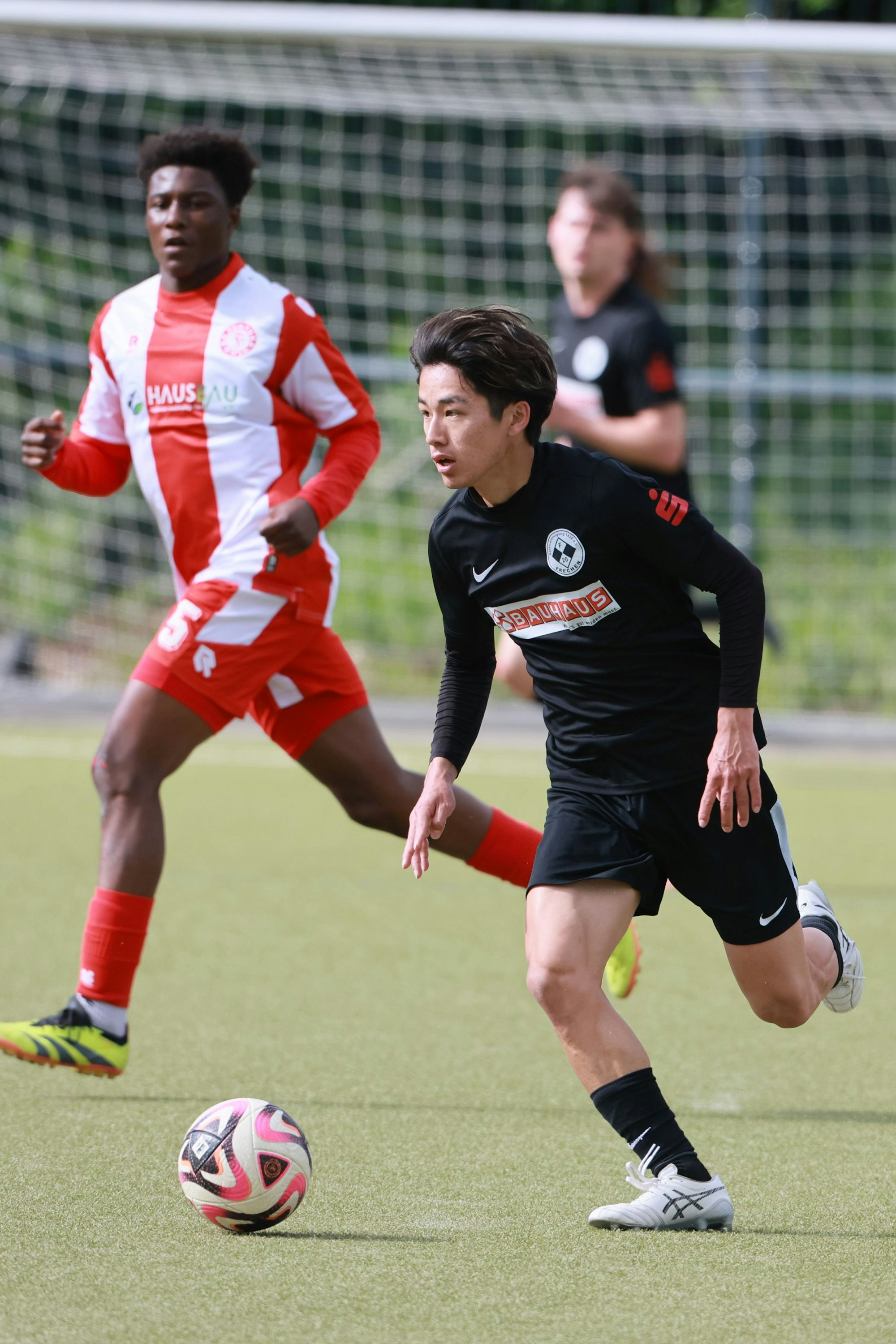 Das Foto zeigt einen Fußballer im dunklen Trikot mit dem Ball am Fuß, der den Sieg von Frechen 20 einleitet.
