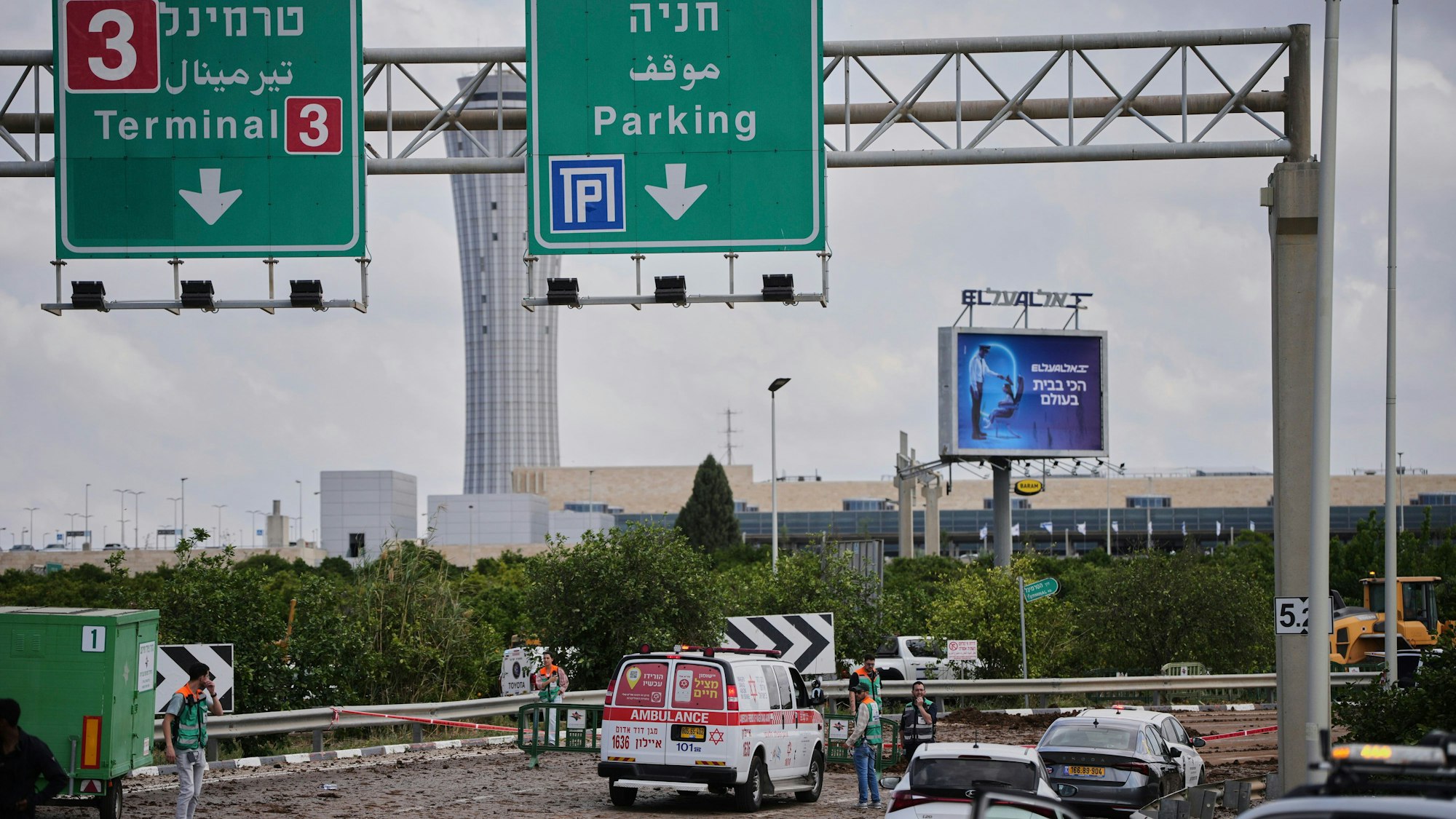 04.05.2025, Israel, Tel Aviv: Israelische Sicherheitskräfte inspizieren die Stelle, an der nach Angaben des israelischen Militärs ein von den jemenitischen Houthi-Rebellen abgefeuertes Projektil im Bereich des internationalen Flughafens Ben Gurion in der Nähe von Tel Aviv eingeschlagen ist. Foto: Ohad Zwigenberg/AP/dpa +++ dpa-Bildfunk +++