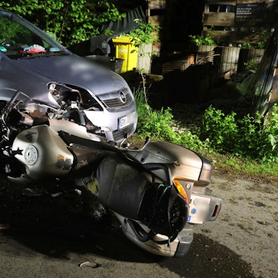Das Unfallfoto zeigt ein Motorrad und einen Pkw