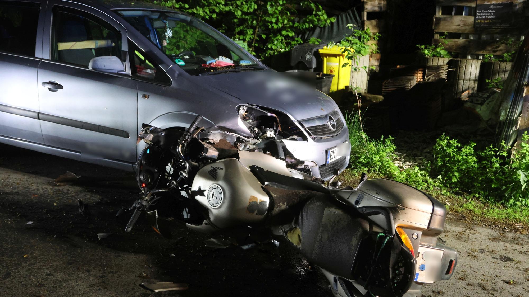 Das Unfallfoto zeigt ein Motorrad und einen Pkw