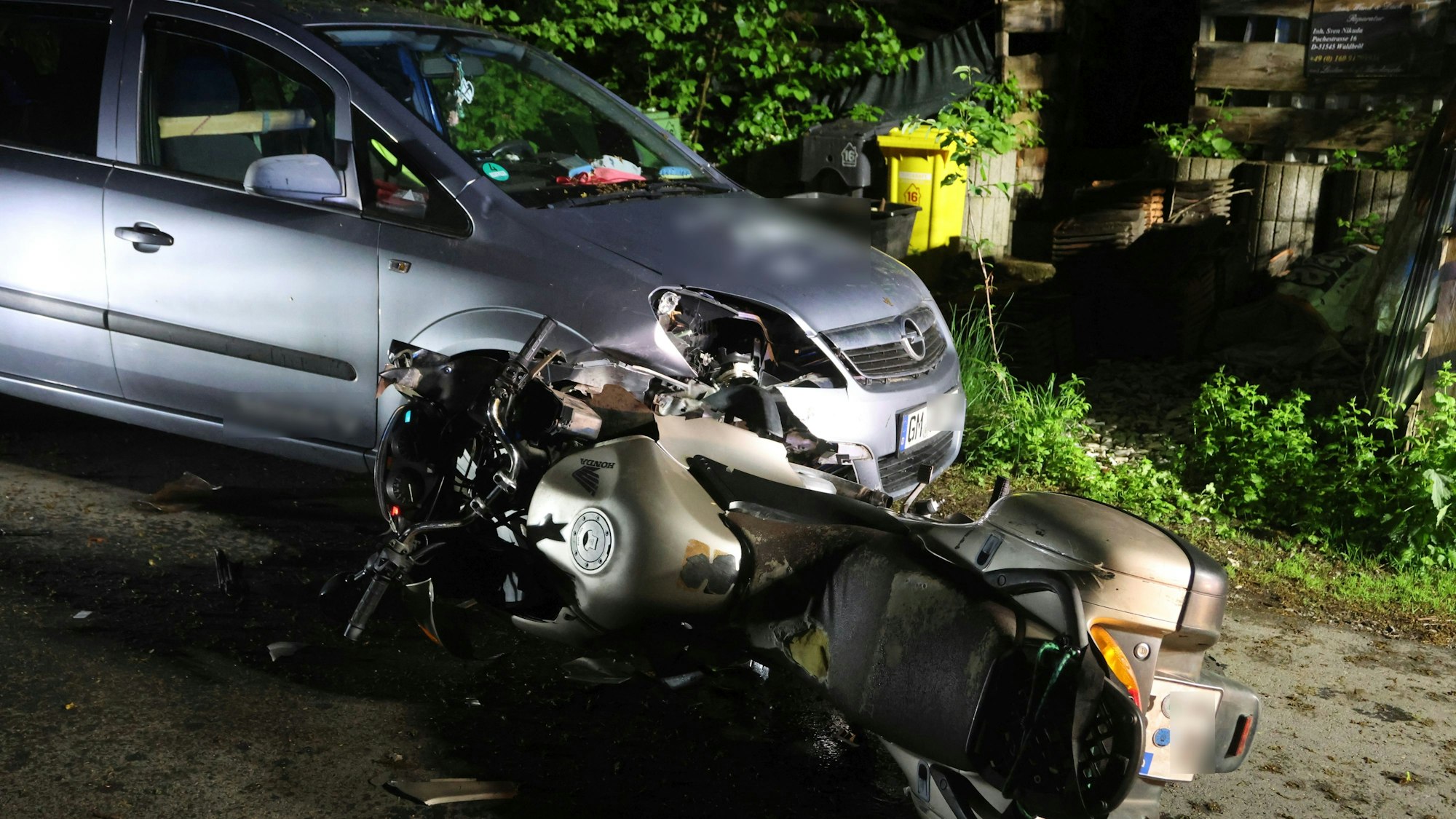 Das Unfallfoto zeigt ein Motorrad und einen Pkw