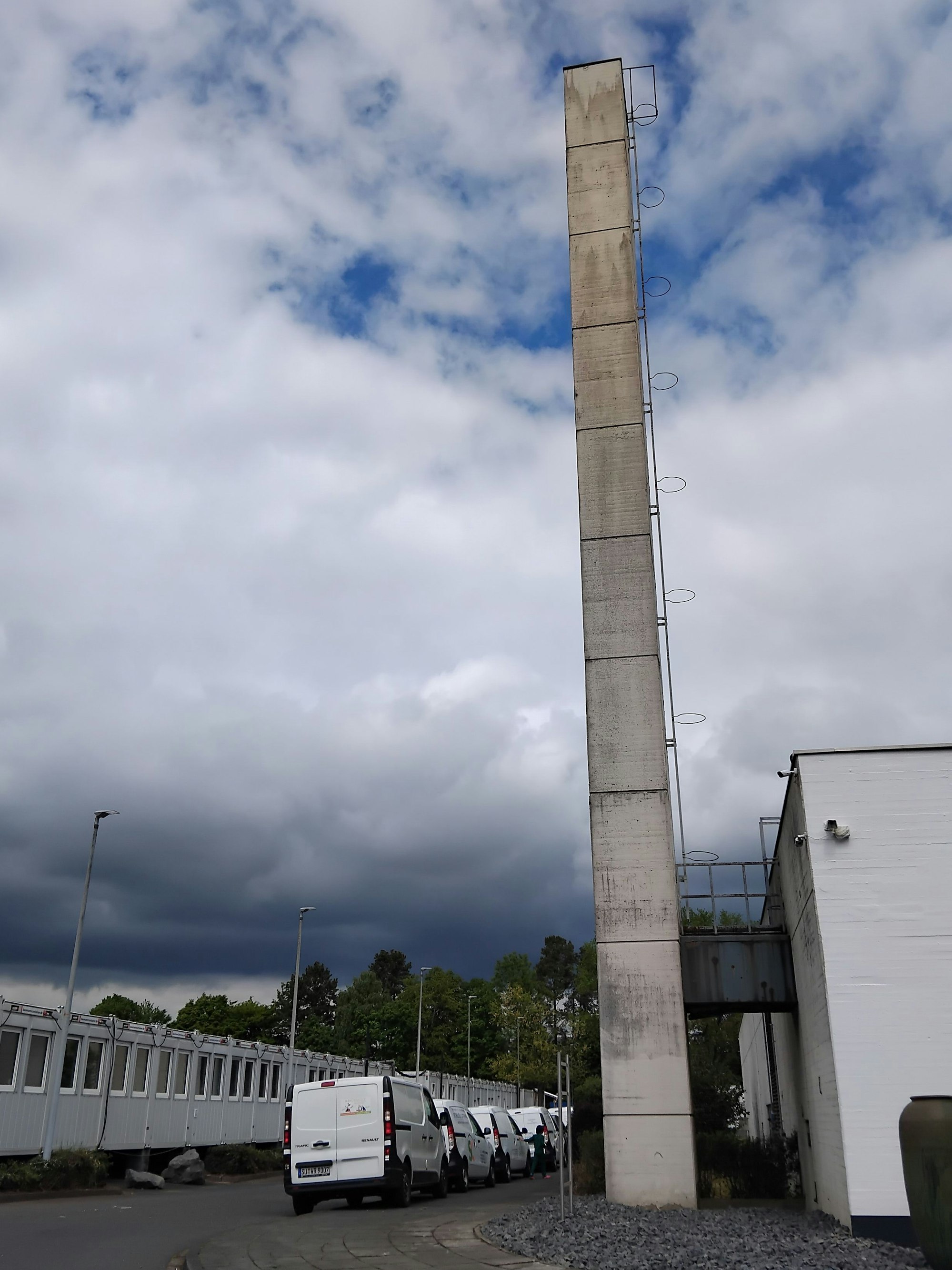 Neben dem markanten Turm befindet sich noch eine Container-Flüchtlingsunterkunft