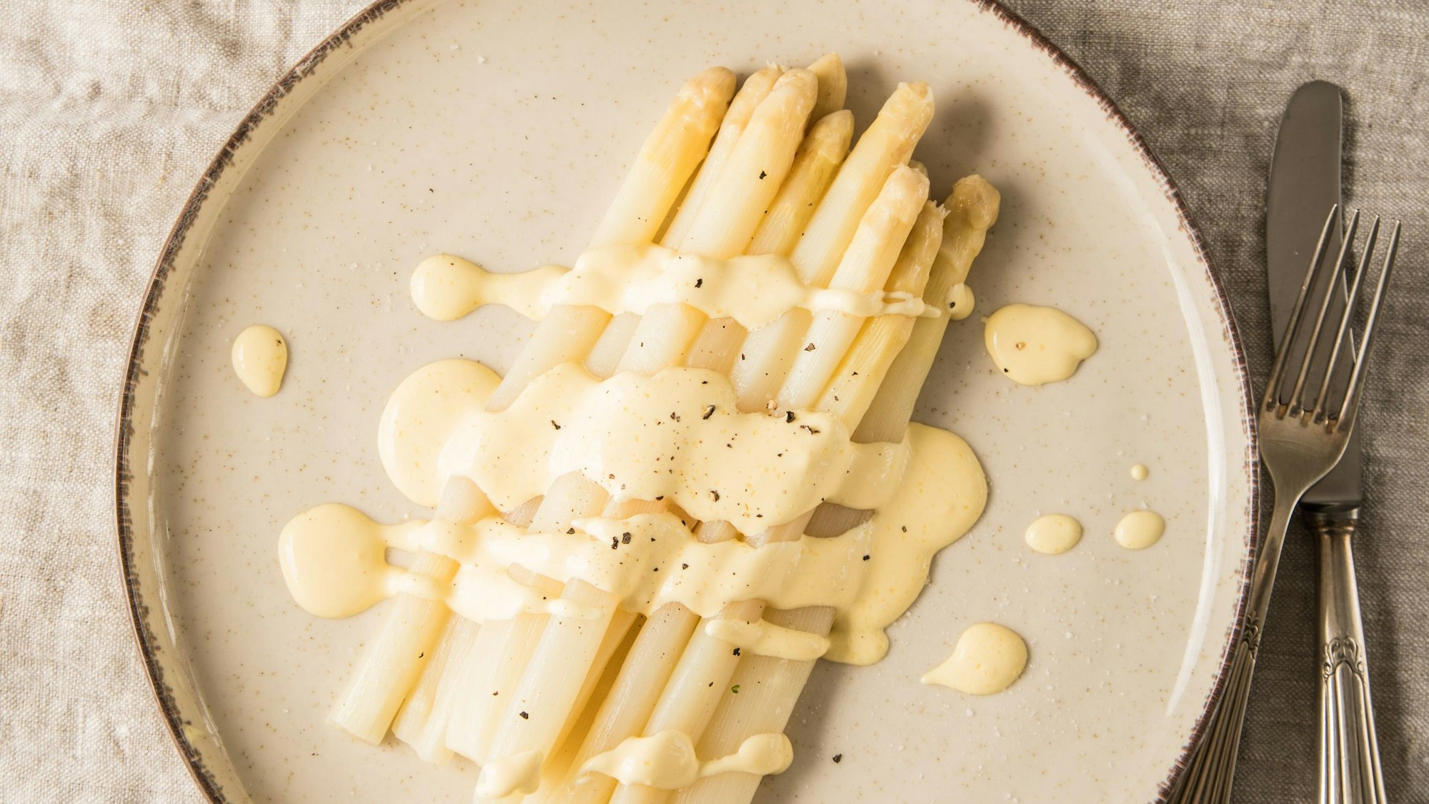 Der Spargel hat Einzug gehalten in den Restaurants im Vorgebirge.