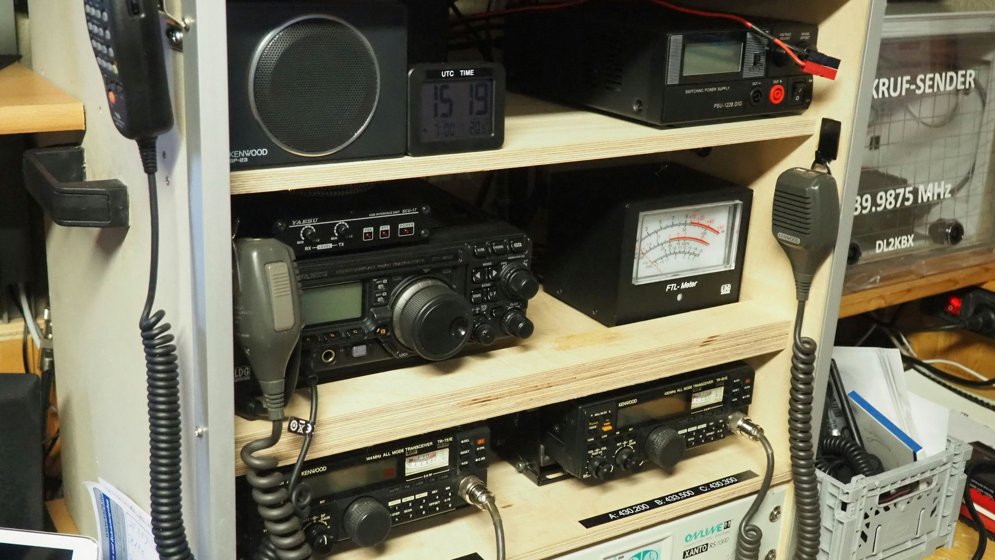 In einem Regal stehen technische Gerätschaften, die beim Funken zum Einsatz kamen oder kommen.