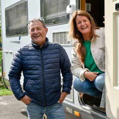 Das Bild zeigt ein Paar an ihrem Wohnmobil in Bergheim-Paffendorf.