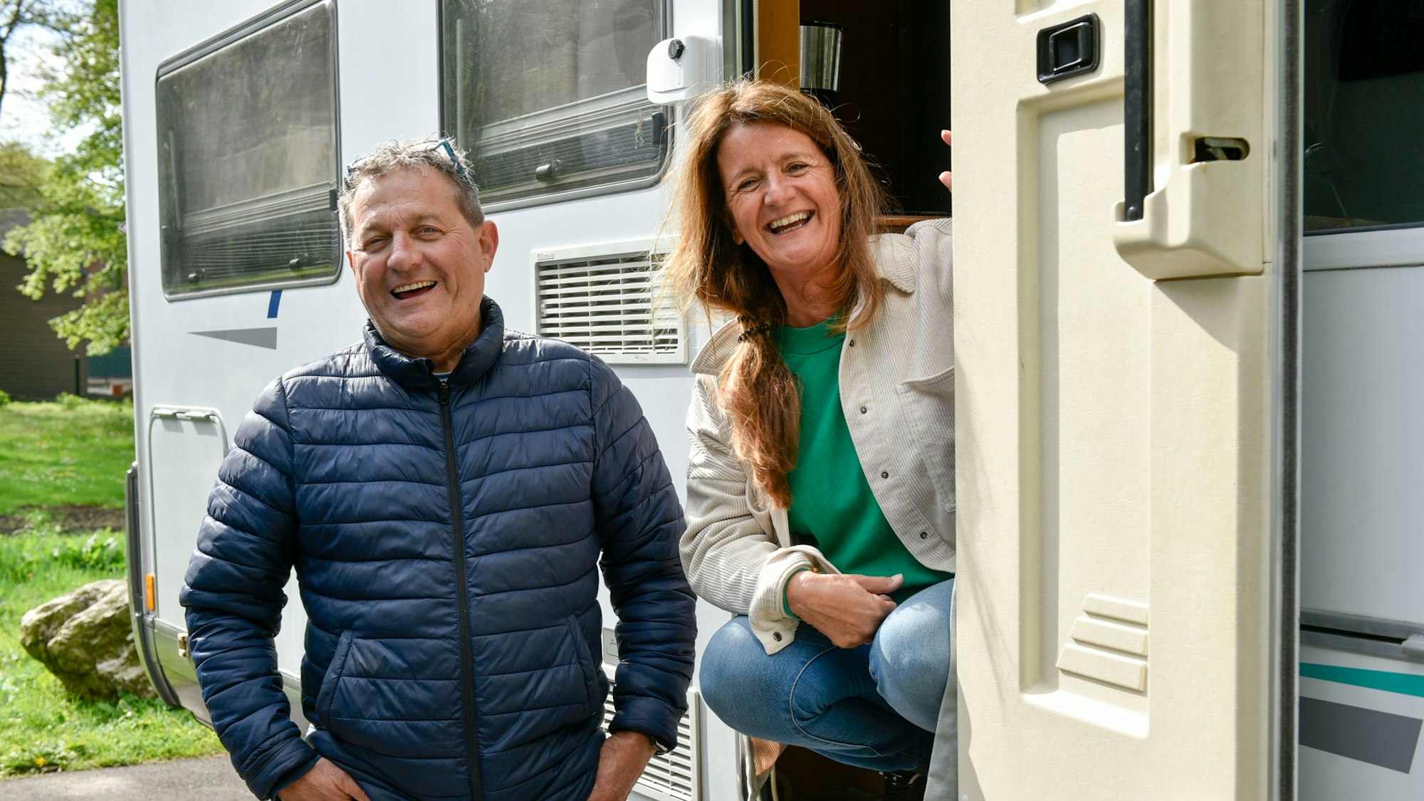 Das Bild zeigt ein Paar an ihrem Wohnmobil in Bergheim-Paffendorf.