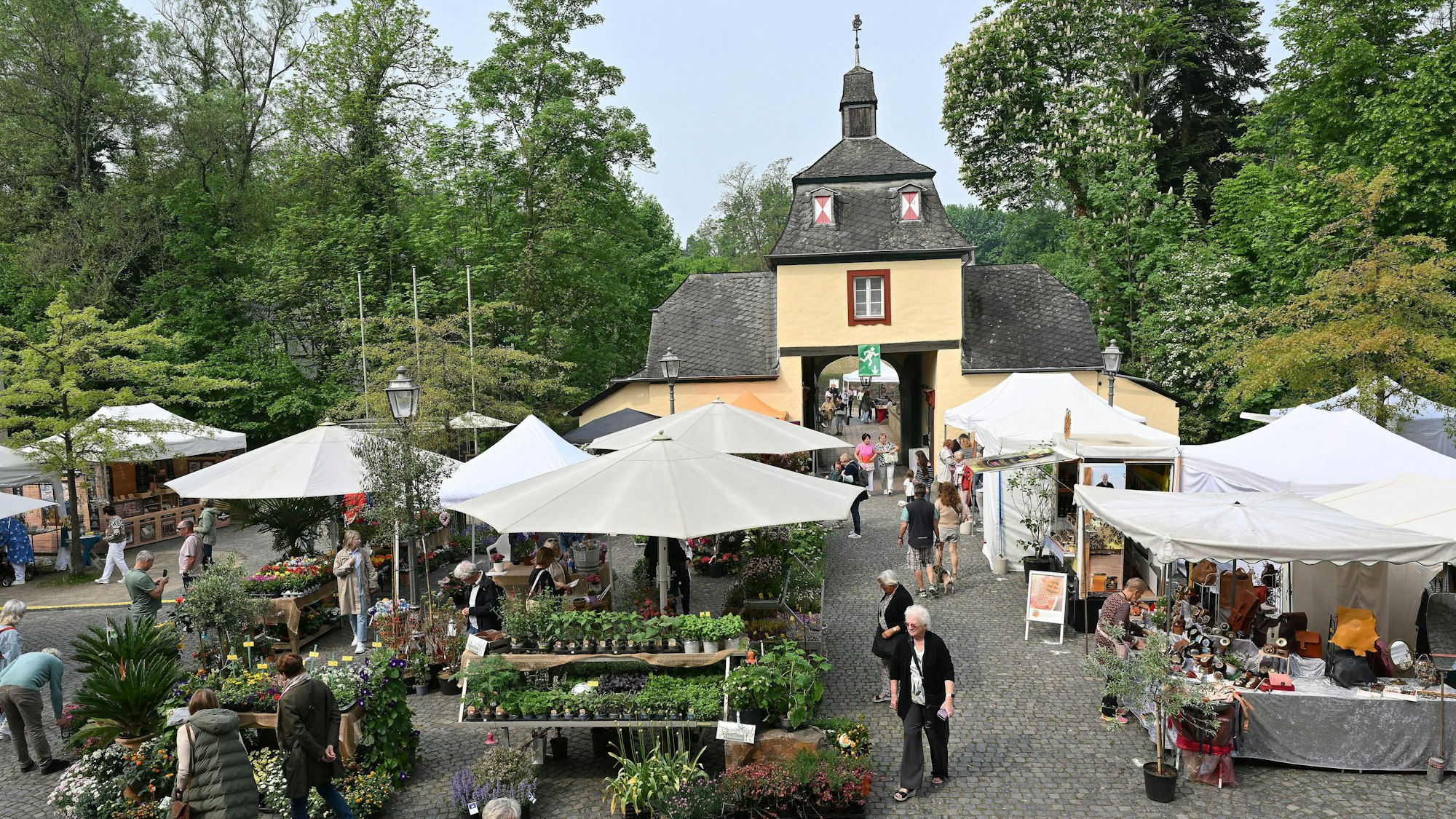 Im Hof von Schloss Eulenbroich stehen Händler, die unter anderem Pflanzen für den Garten verkaufen.