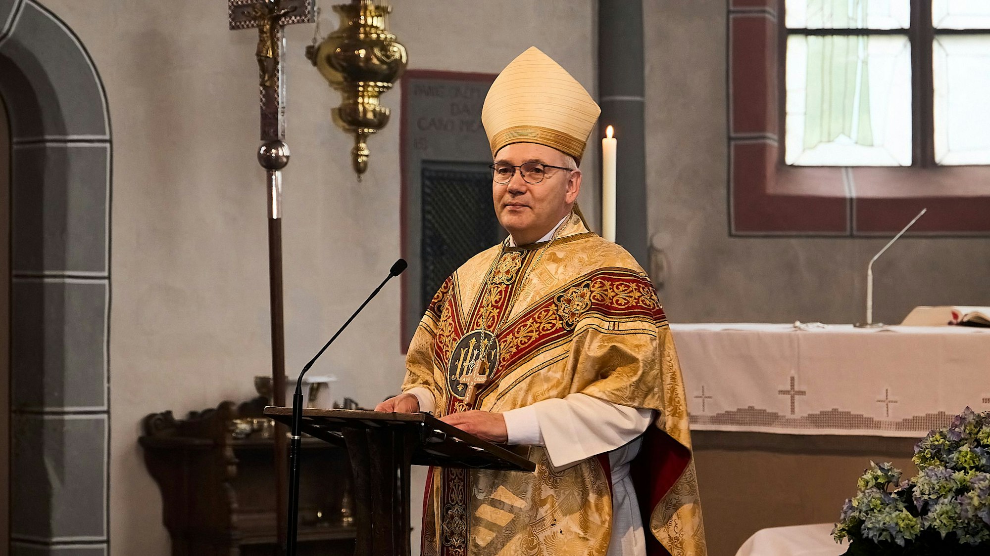 Der Aachener Bischof Dr. Helmut Dieser hält eine Predigt in der Schlosskirche in Schleiden.