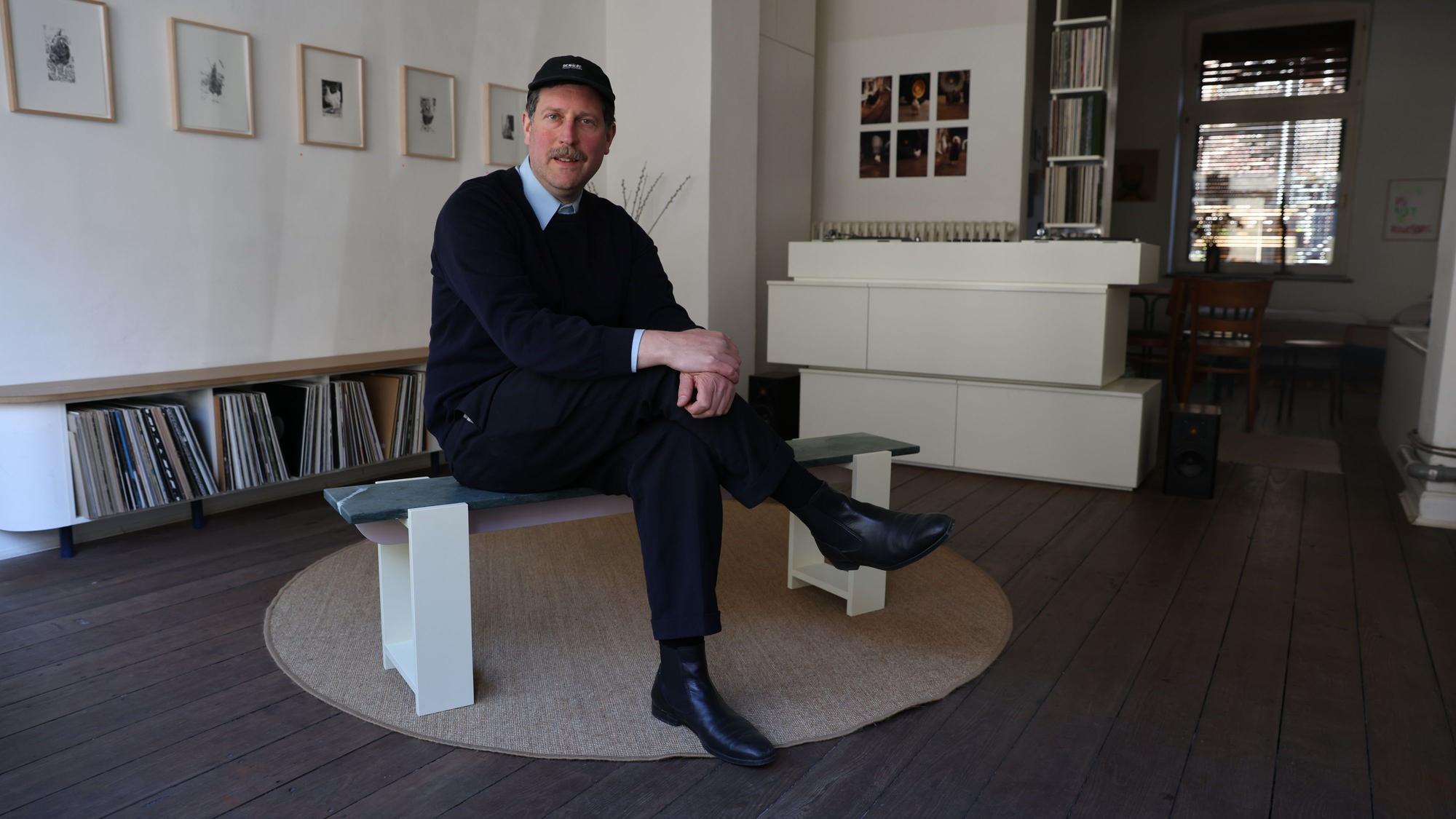 Martin Schmitz in seiner Atelierwohnung in Mülheim.