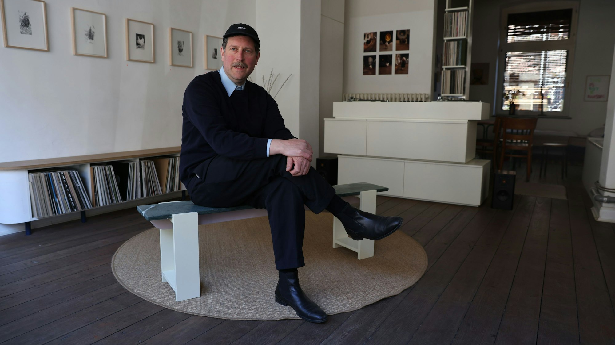 Martin Schmitz in seiner Atelierwohnung in Mülheim.