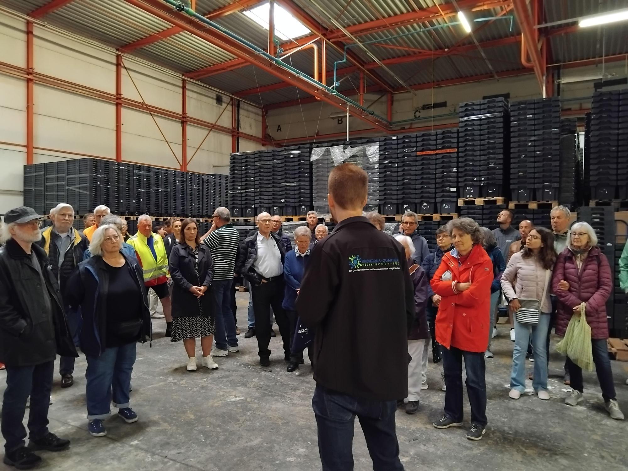 Projektleiter Johannes Hagen führte zwei große Gruppen durch die Hallen.