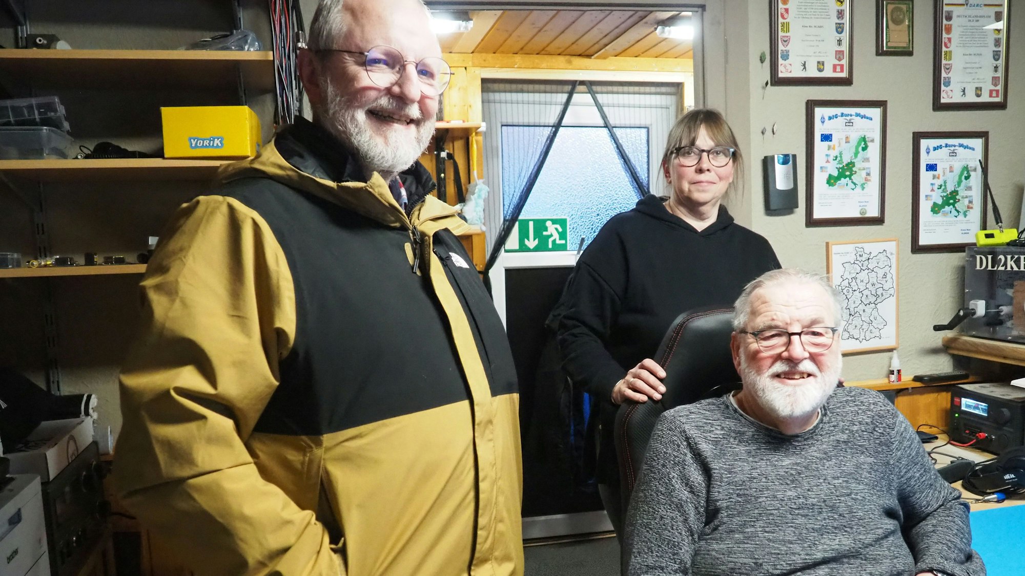 Zwei Männer und eine Frau stehen beieinander. Sie bilden den Vorstand des Ortsverbands Rureifel.