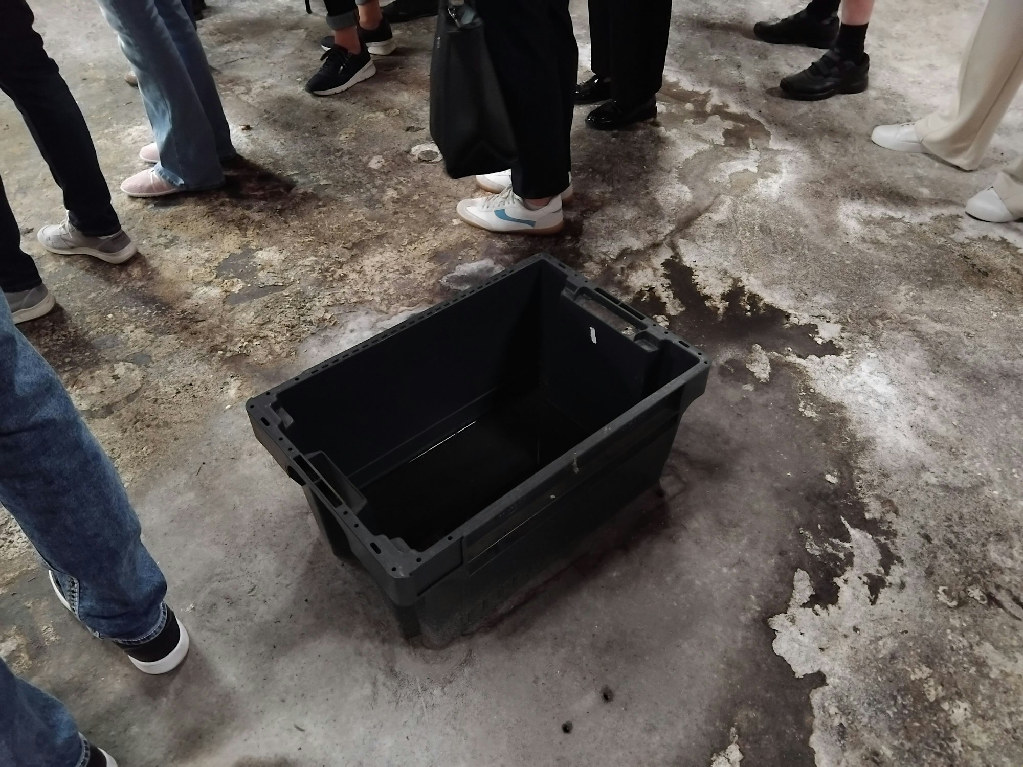 Hier und da regnet es durch, und Waschpulverreste haben sich in den Betonboden gefressen.