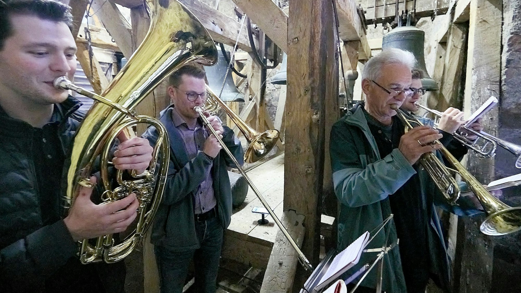 Die Turmbläser spielen im Glockenturm der Schlosskirche in Schleiden auf ihren Instrumenten.