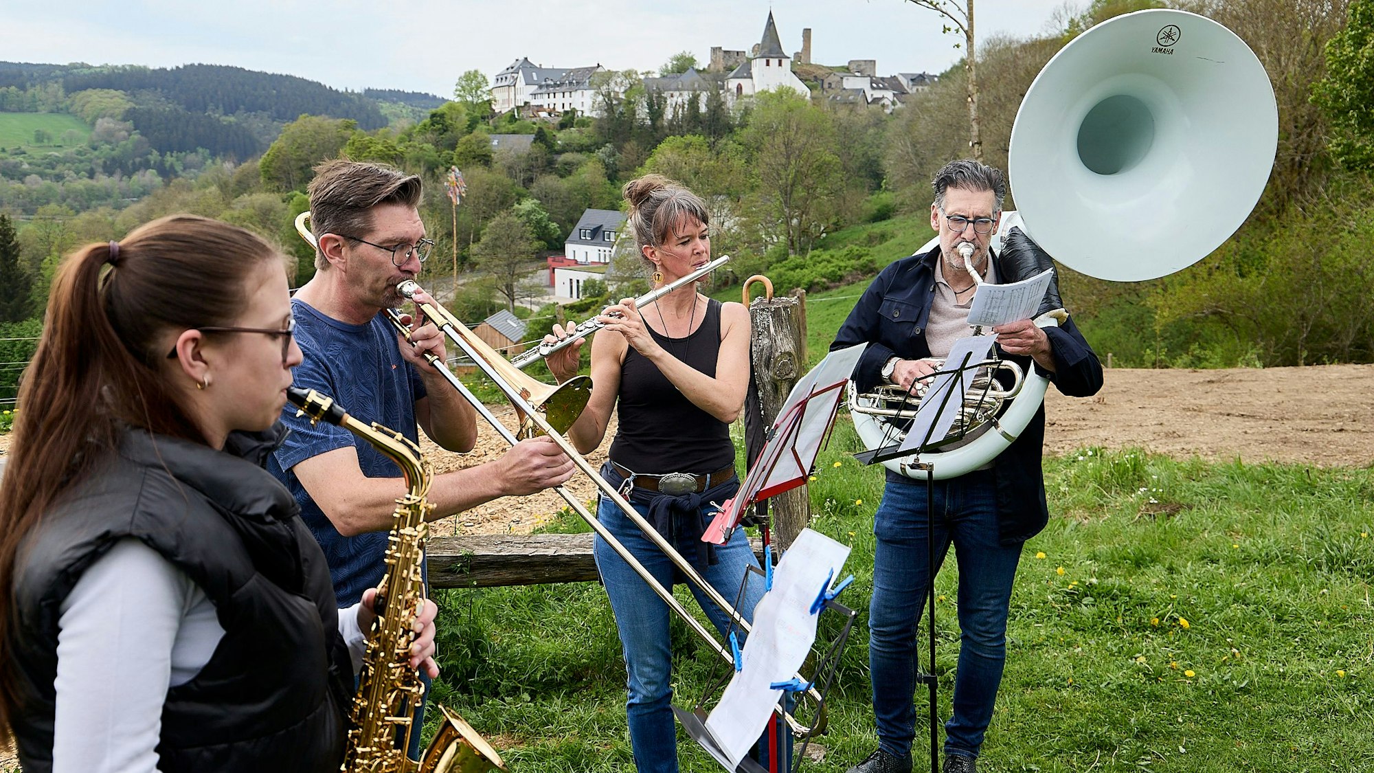 Bläser des Musikvereins Kronenburg spielen bei der kleinen Feierstunde.
