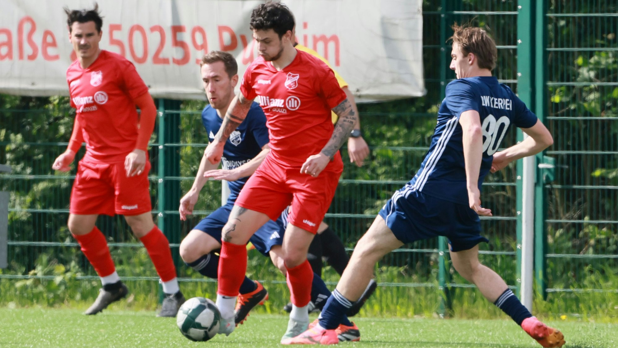 Das Foto zeigt zwei Fußballer im Kampf um den Ball.