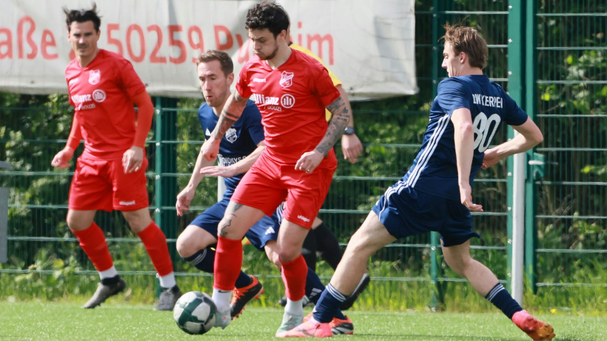 Das Foto zeigt zwei Fußballer im Kampf um den Ball.